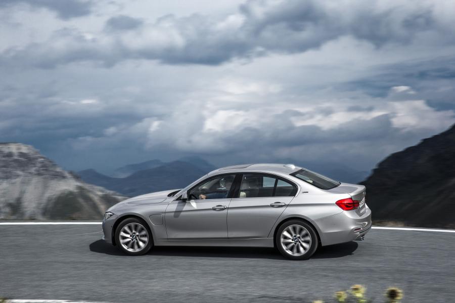  BMW 330e (F30) 2016 года  (WW) (фото 6 из 40)